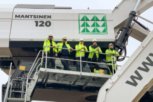 Mantsinen 120R und zwei Fuchs MHL340F stemmen Holzumschlag