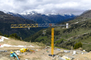 Montage des Turmdrehkrans Sáez TLS 60 14 von BKL im hochalpinen Silvretta-Gelände