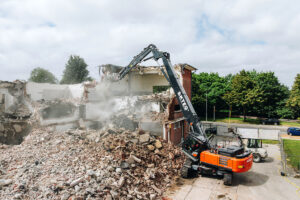 High-Reach-Abbruchbagger KTEG 390HR-7 im Einsatz in Emden