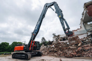 High-Reach-Abbruchbagger KTEG 390HR-7 im Einsatz in Emden