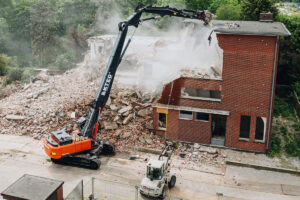 High-Reach-Abbruchbagger KTEG 390HR-7 im Einsatz in Emden