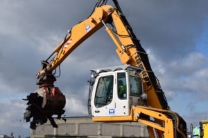 Rotar Anbaugeräte bei der Weimer GmbH im Abbruch
