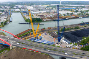 Zwei Raupenkrane vom Typ Liebherr LR 11000 heben Brückensegment