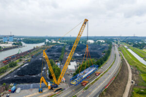 Zwei Raupenkrane vom Typ Liebherr LR 11000 heben Brückensegment
