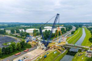 Zwei Raupenkrane vom Typ Liebherr LR 11000 heben Brückensegment