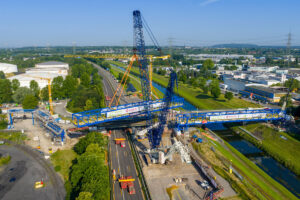 Zwei Raupenkrane vom Typ Liebherr LR 11000 heben Brückensegment