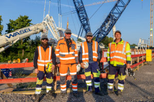 Zwei Raupenkrane vom Typ Liebherr LR 11000 heben Brückensegment