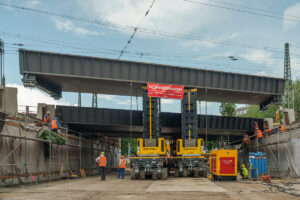 Cometto SPMT-Einheiten in Kombination mit hydraulischen Jack-Up-Systemen im Einsatz in Hamburg