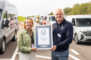 Spektakulärer Weltrekord: 201 Ford Transit bilden längsten Transporter-Konvoi