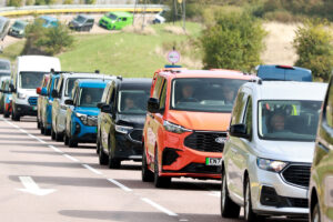 Mehr über den Artikel erfahren 201 Ford Transit feiern Rekordfahrt