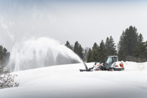 Bobcat Kompaktlader im Winterdienst im Chez Gaston