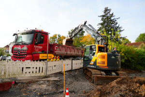 Mehr über den Artikel erfahren Kurzheck-Bagger für enge Baustellen