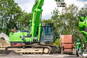 Hyundai Kettenbagger HX300A bei der Keller Bauunternehmung AG