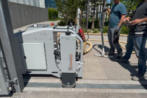 Blindenleitsystem für den Bildungscampus München-Riem: Mit der Schwamborn BEF 400RC wurden taktile Bodenindikatoren eingefräst