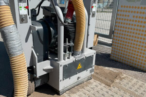 Blindenleitsystem für den Bildungscampus München-Riem: Mit der Schwamborn BEF 400RC wurden taktile Bodenindikatoren eingefräst