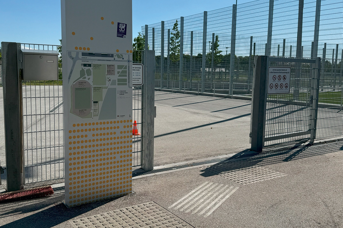 Mehr über den Artikel erfahren BEF 400RC fräst taktiles Leitsystem