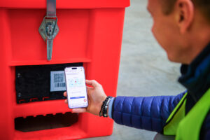 Stapelbare Spezialbehälter von Emons Battery ermöglichen den sicheren und gesetzeskonformen Transport von Batterien