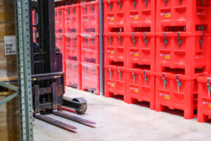 Stapelbare Spezialbehälter von Emons Battery ermöglichen den sicheren und gesetzeskonformen Transport von Batterien