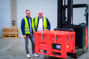 Stapelbare Spezialbehälter von Emons Battery ermöglichen den sicheren und gesetzeskonformen Transport von Batterien