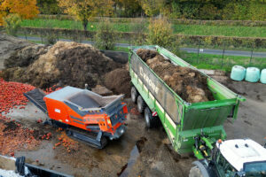 Arjes Compaktor 300 der Moerschen Mobile Aufbereitung GmbH im Einsatz auf dem Pferdehof von Markus Wipperfürth