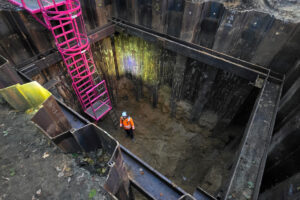 Elektrischer Minibagger Sany SY19E im Tiefbau unter der A43 in Marl