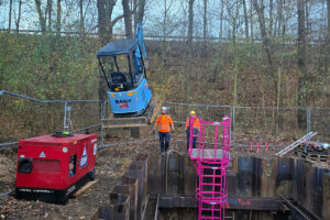 Elektrischer Minibagger Sany SY19E im Tiefbau unter der A43 in Marl