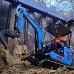 Elektrischer Minibagger Sany SY19E im Tiefbau unter der A43 in Marl