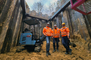 Elektrischer Minibagger Sany SY19E im Tiefbau unter der A43 in Marl