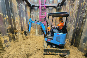 Elektrischer Minibagger Sany SY19E im Tiefbau unter der A43 in Marl