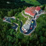 Vögele Super 1800-5 X erneuert Serpentine zur Burgruine Falkenstein