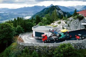 Vögele Super 1800-5 X erneuert Serpentine zur Burgruine Falkenstein
