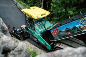 Vögele Super 1800-5 X erneuert Serpentine zur Burgruine Falkenstein