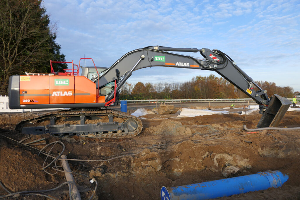 Raupenbagger Atlas 260 LC bei Erschließungsarbeiten in Hamburg