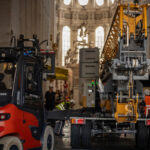 Beutlhauser montiert Liebherr L1-24 Kran inmitten des Passauer Doms