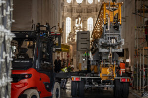 Mehr über den Artikel erfahren Liebherr Kran L1-24 im Passauer Dom