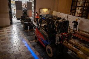 Beutlhauser montiert Liebherr L1-24 Kran inmitten des Passauer Doms