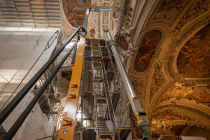 Beutlhauser montiert Liebherr L1-24 Kran inmitten des Passauer Doms