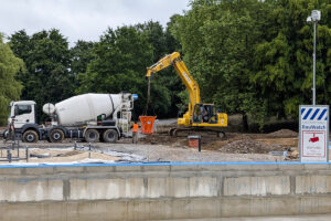 Komatsu PC210 Bagger von HKL Baumaschinen für Neubau des Freibads Mählersbeck