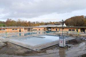 Komatsu PC210 Bagger von HKL Baumaschinen für Neubau des Freibads Mählersbeck