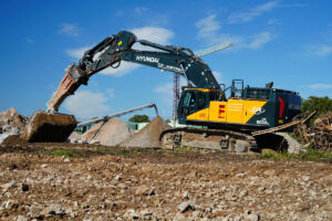 Manns Abbruch setzt auf Hyundai Großbagger HX800AL von CR-Rental