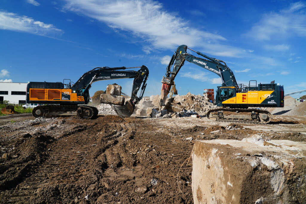 Manns Abbruch setzt auf Hyundai Großbagger HX800AL von CR-Rental