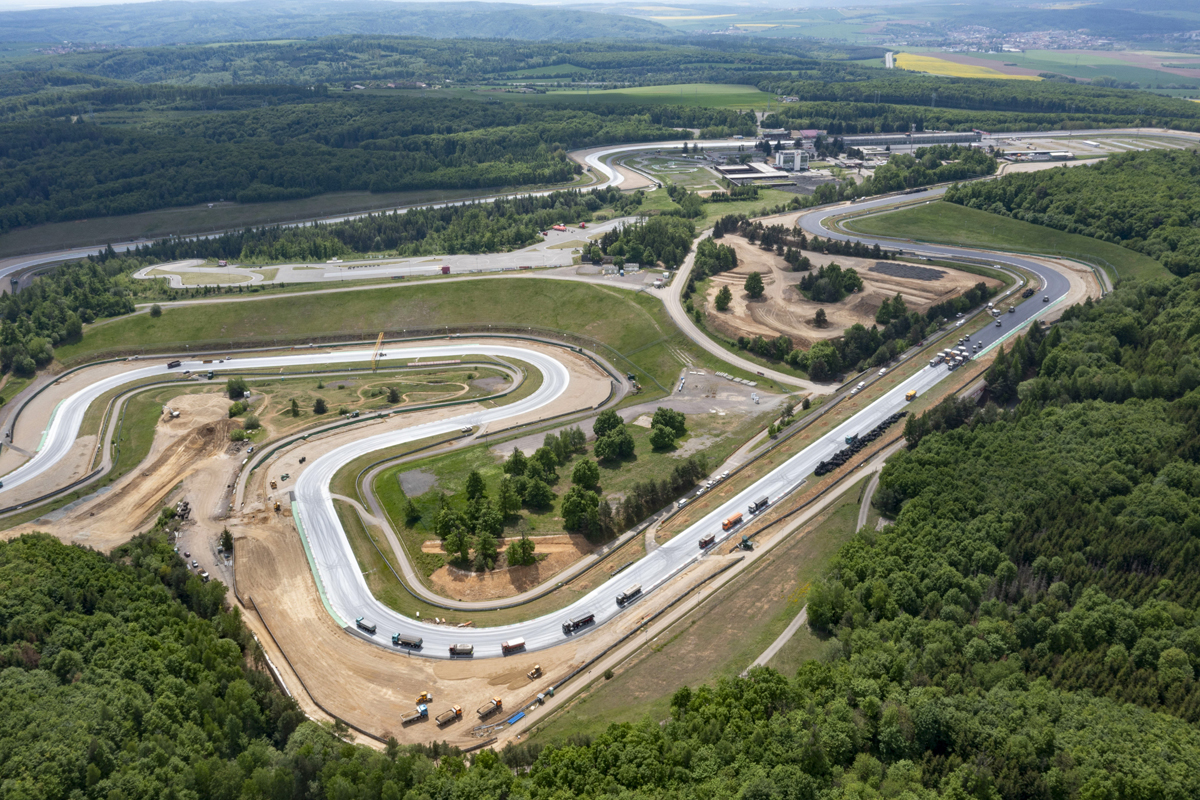 Sechs Maschinen von Vögele kamen bei der Sanierung des 5,4 Kilometer langen Masaryk-Rings in Brünn zum Einsatz