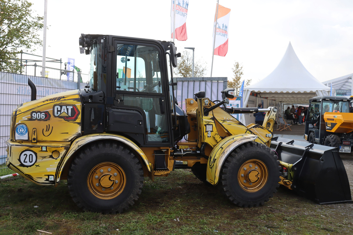 Cat 906 Radlader als Baumaschine im Comic-Stil