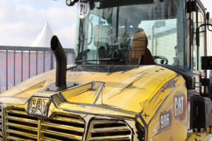 Cat 906 Radlader als Baumaschine im Comic-Stil