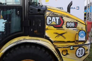 Cat 906 Radlader als Baumaschine im Comic-Stil