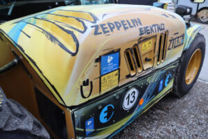 Cat 906 Radlader als Baumaschine im Comic-Stil