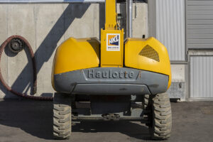 Teleskoparbeitsbühne Haulotte H16 TPX von HKL Baumaschinen im Einsatz bei Wartungsarbeiten in Krems