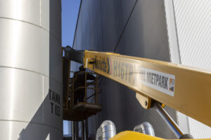 Teleskoparbeitsbühne Haulotte H16 TPX von HKL Baumaschinen im Einsatz bei Wartungsarbeiten in Krems