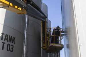 Teleskoparbeitsbühne Haulotte H16 TPX von HKL Baumaschinen im Einsatz bei Wartungsarbeiten in Krems