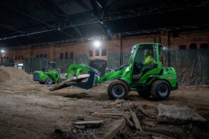 Avant Tecno erweitert sein Portfolio mit dem Multifunktionslader e727 und der Hubarbeitsbühne Leguan 170